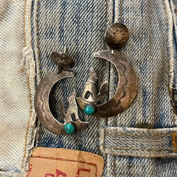 Native American vintage Silver Wolf Crescent Moon Earrings - Picture 4 of 10